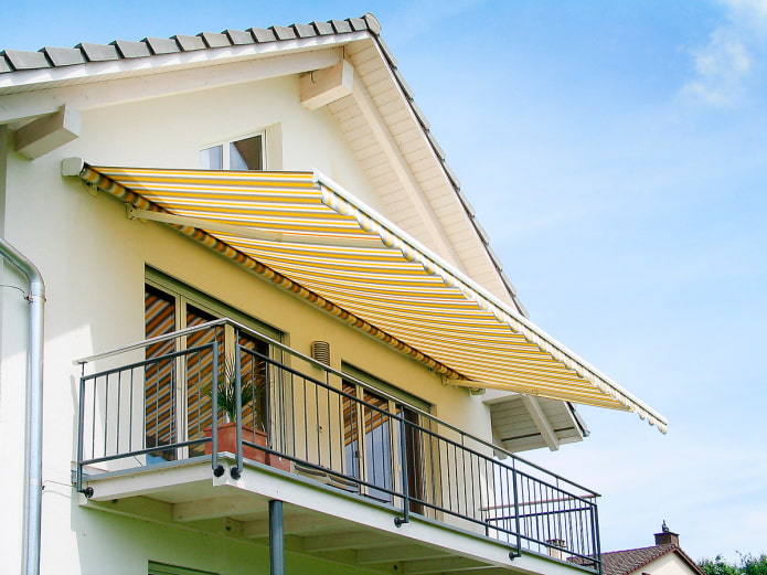balcone con tettoia in un progetto di casa privata