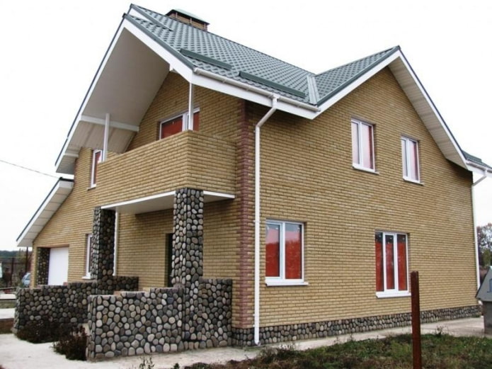 progetto di casa con balcone in mattoni