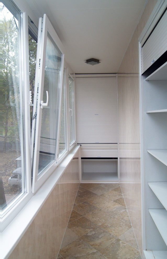 vetri del balcone nell'appartamento Krusciov