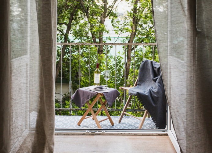 balcone aperto in un appartamento a Krusciov