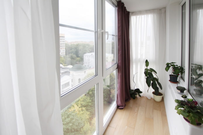 vetratura di un balcone in un appartamento a Krusciov