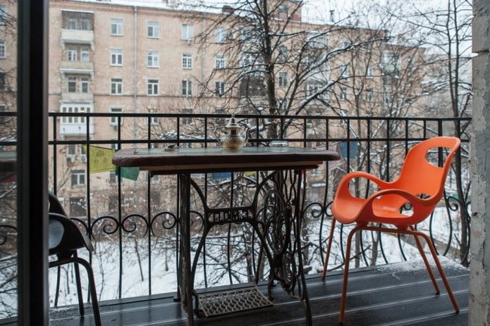 balcone aperto in un appartamento di Krusciov