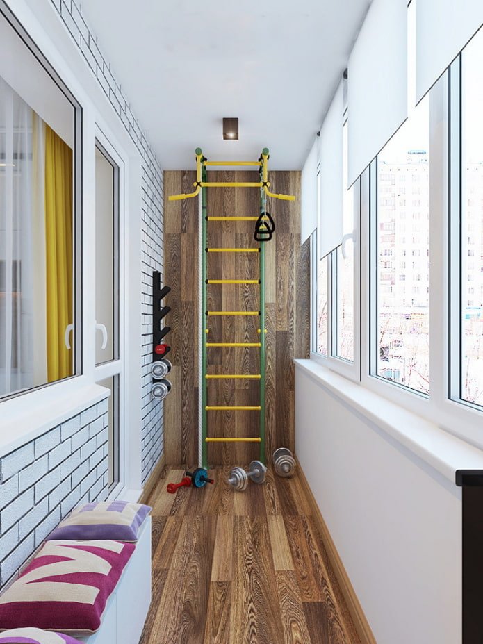 un posto per fare sport su una loggia in un edificio dell'era di Krusciov