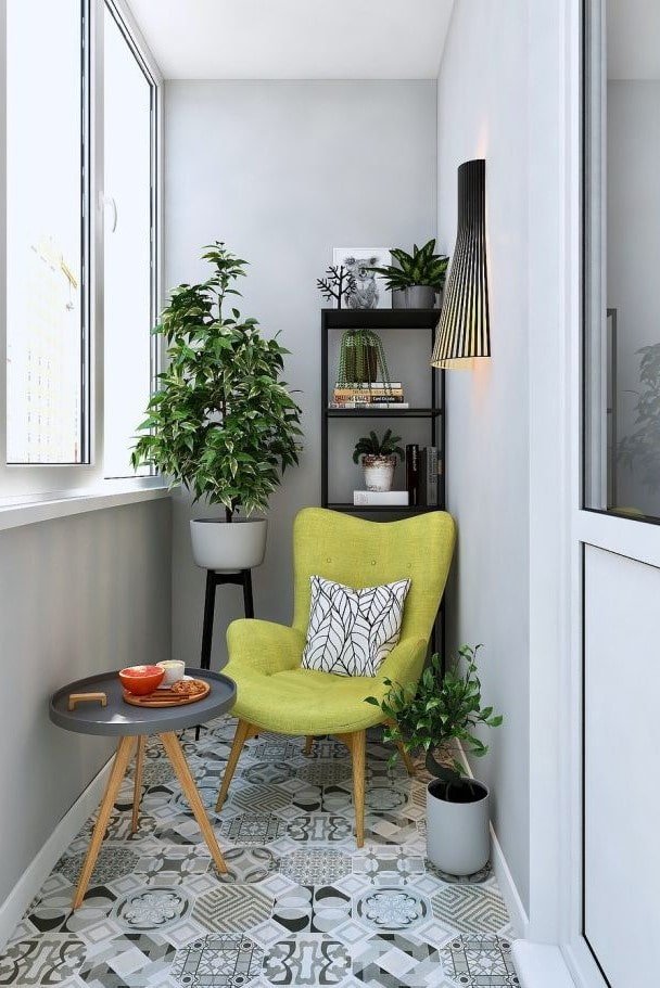 sedia color pistacchio sul balcone