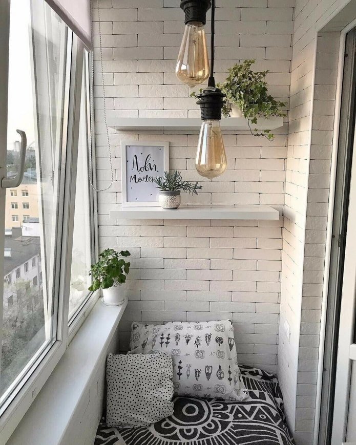 Balcone in stile industriale con colori chiari