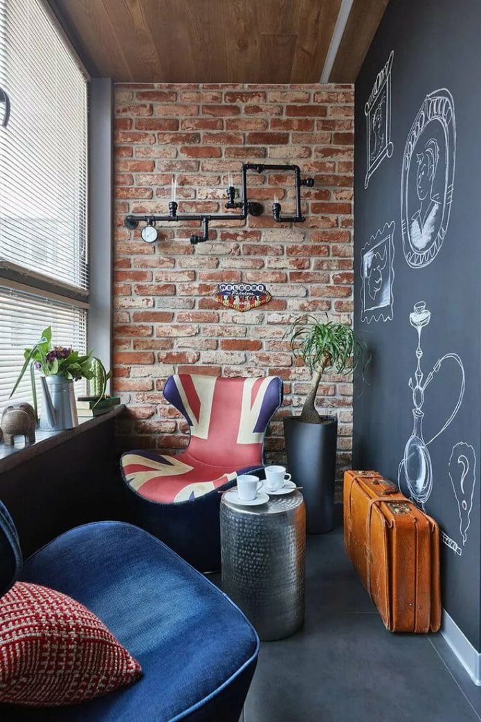Balcone con parete in ardesia in stile loft