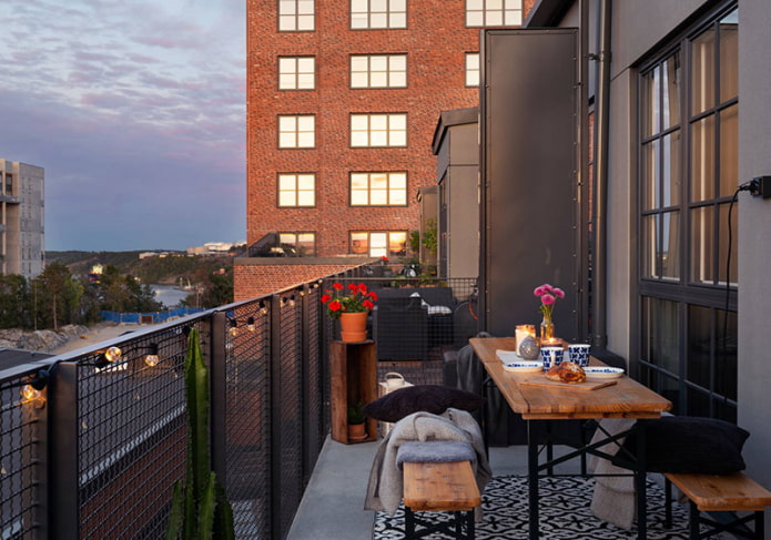 Balcone aperto con illuminazione decorativa