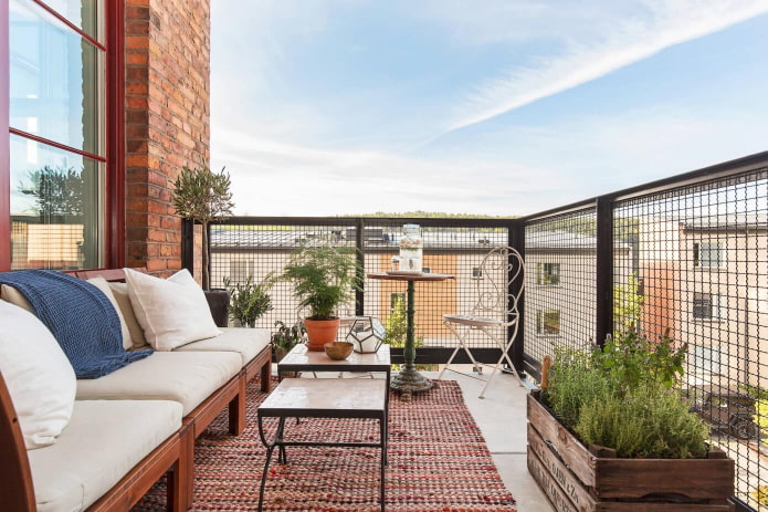 Accogliente balcone aperto