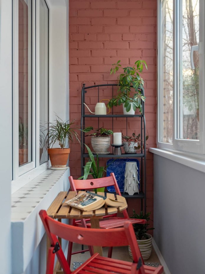 Scaffalature e area salotto su un balcone in stile loft