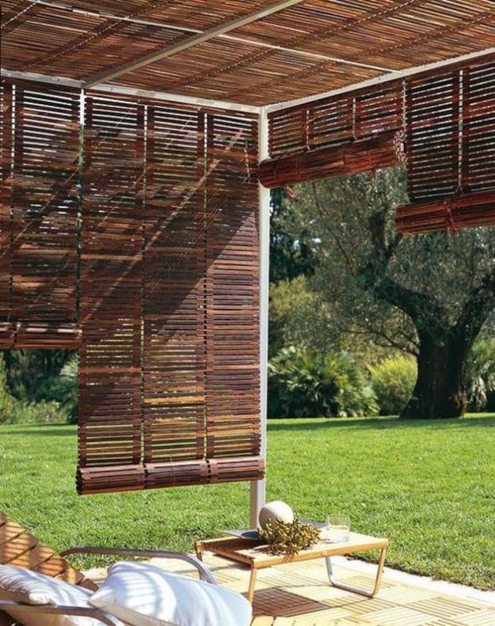 tende a rullo in bambù in un gazebo