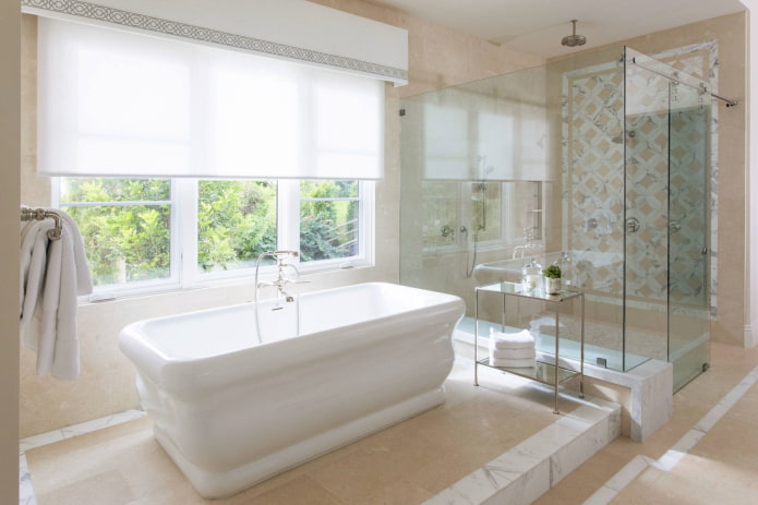 lambrèquin rigido bianco nell'arredamento del bagno