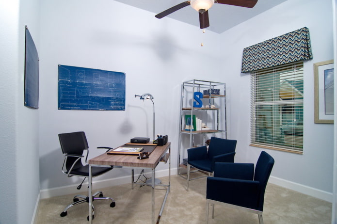 lambrequin rigido all'interno dell'ufficio