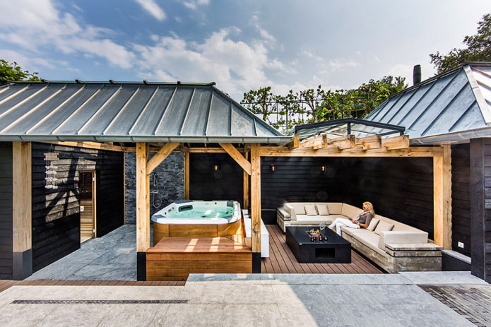 Terrazza con vasca idromassaggio