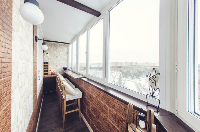 idea per decorare un balcone con un bancone da bar