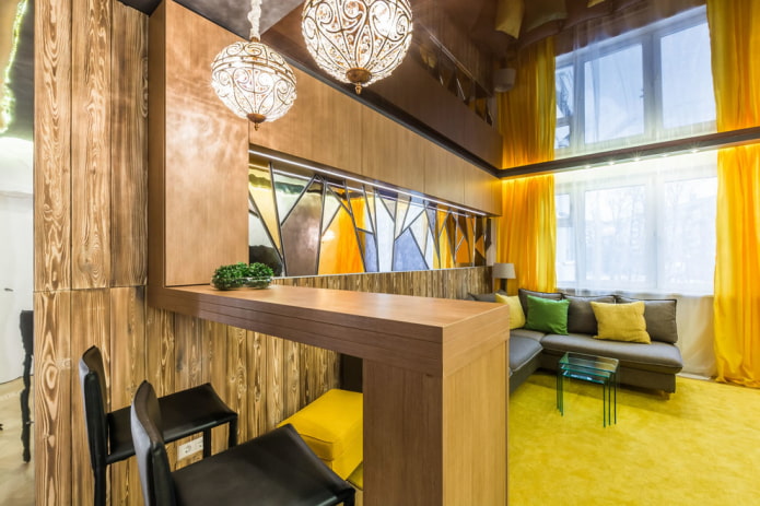 bancone bar in legno all'interno