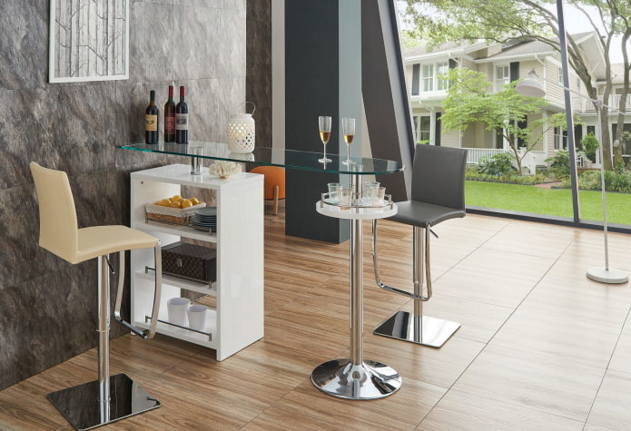 bancone bar in vetro all'interno
