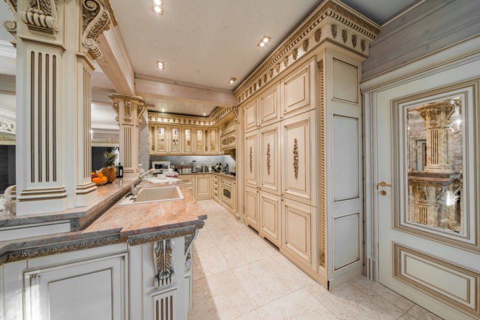 cucina stretta in stile barocco
