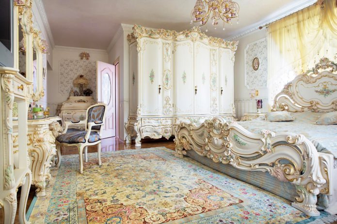 letto bianco in legno con intaglio