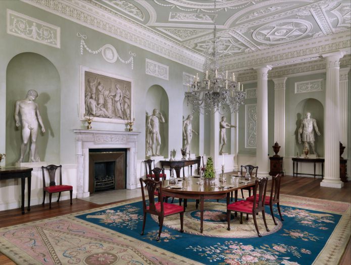 stucco sul soffitto, statue all'interno