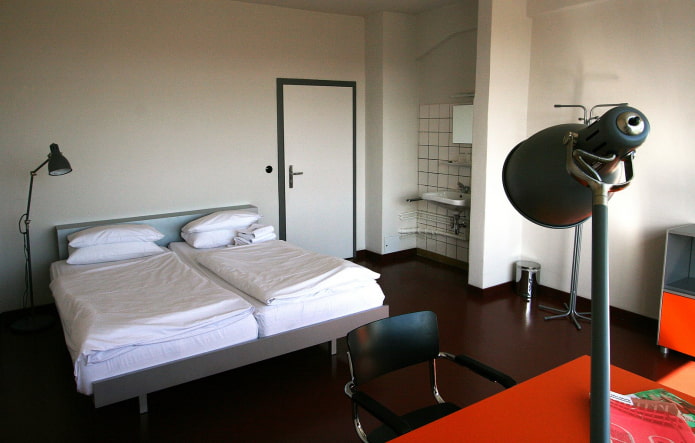 camera da letto con tavolo rosso