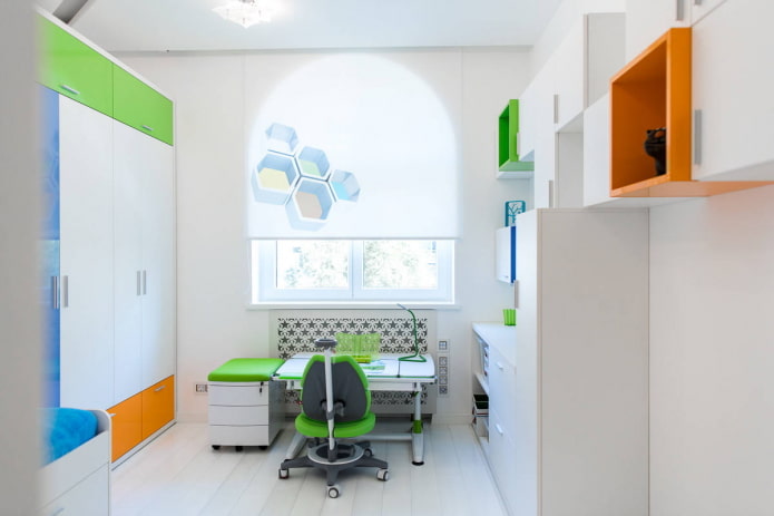 una combinazione di bianco con arancione e verde