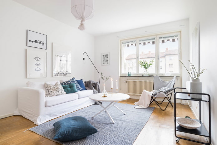 soggiorno nei toni del bianco in stile scandinavo
