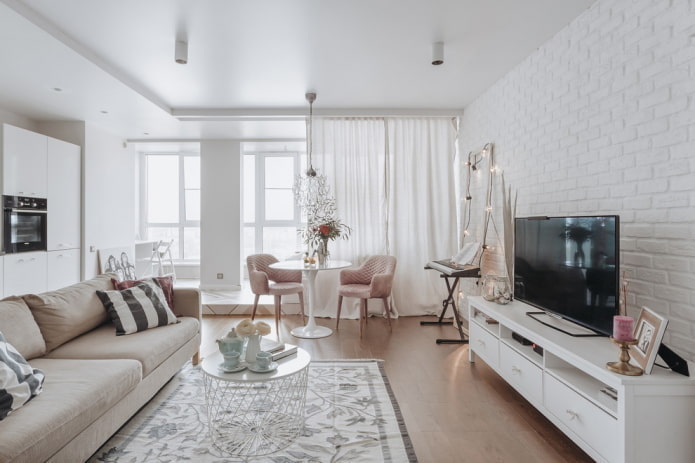 soggiorno nei toni del bianco in stile scandinavo
