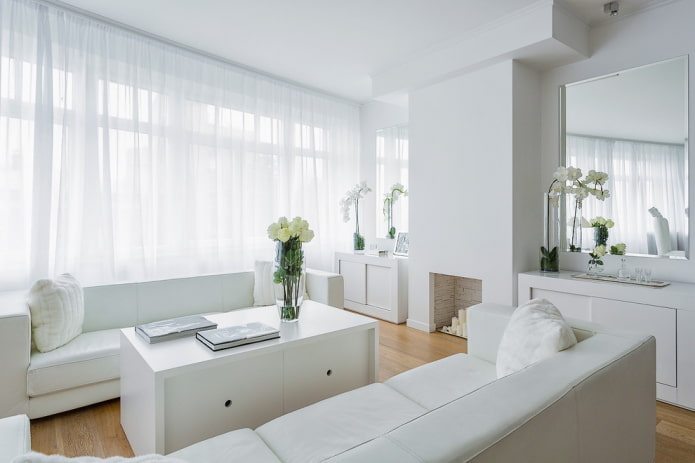 decorazione e illuminazione del soggiorno nei toni del bianco