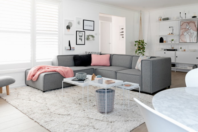 soggiorno nei toni del bianco in stile scandinavo