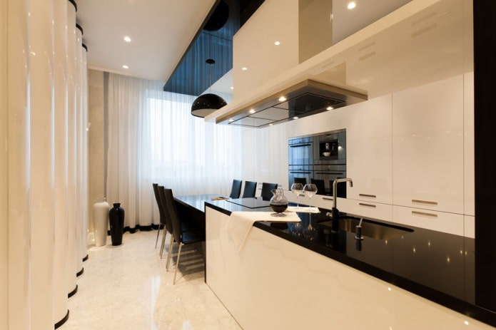 tende leggere all'interno di una cucina bianca