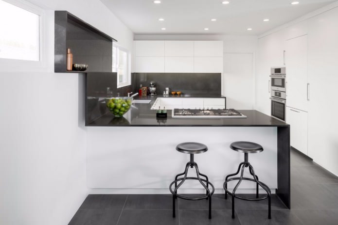 cucina a U in bianco e nero