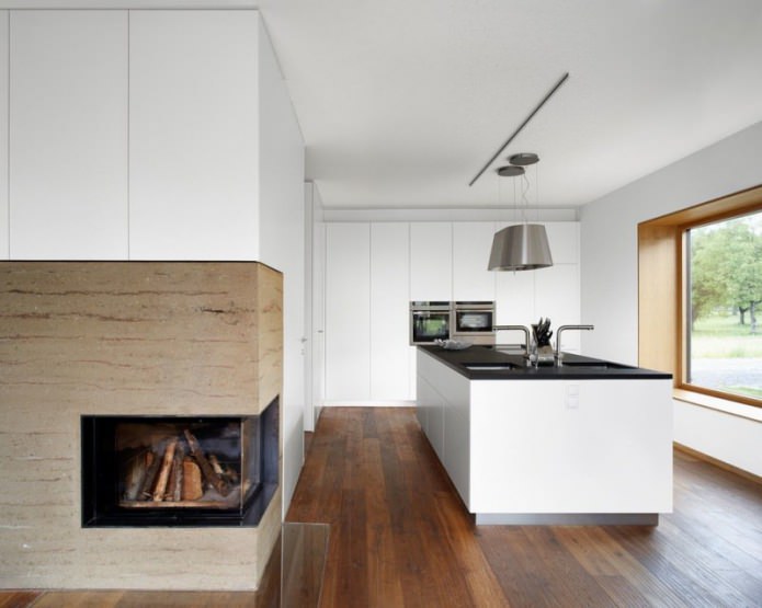 camino in una cucina bianca in stile minimalista