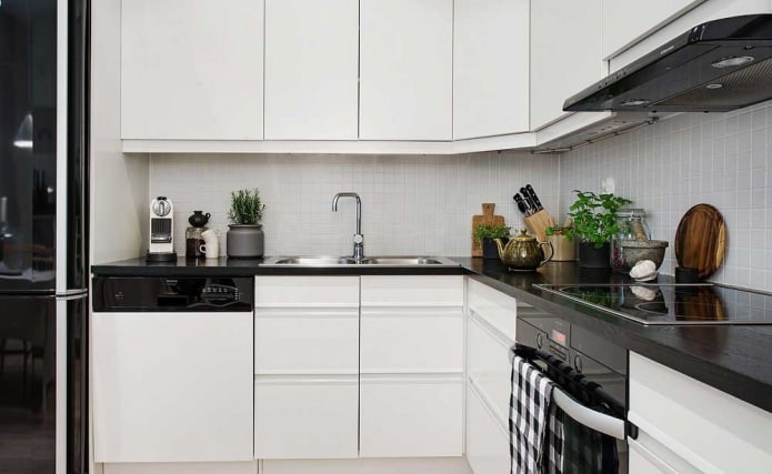 grembiule bianco in piastrelle di ceramica
