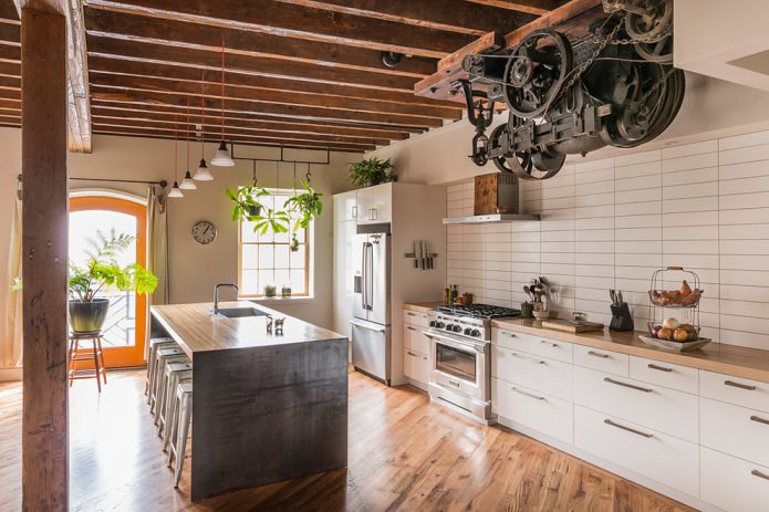 cucina bianca in stile loft con pratiche piastrelle effetto mattone