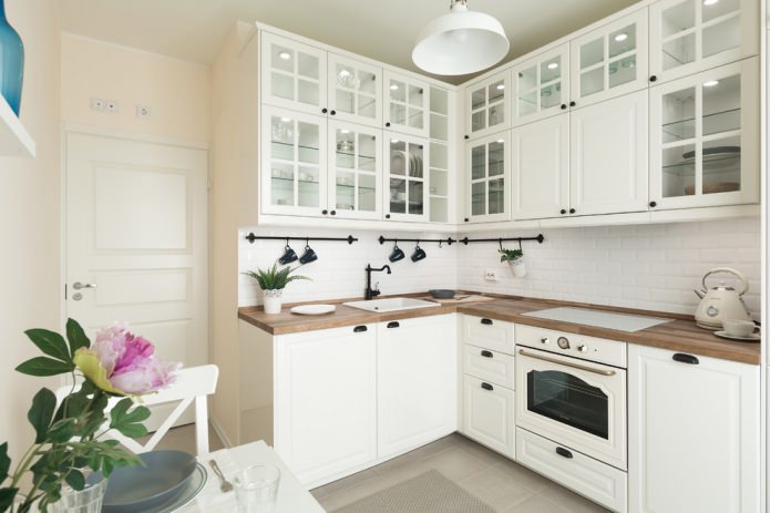 cucina in stile classico con piano di lavoro in legno