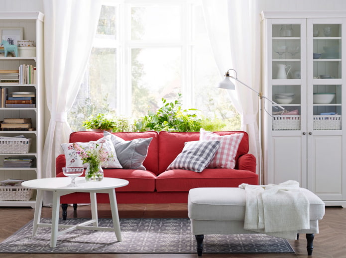 divano rosso all'interno