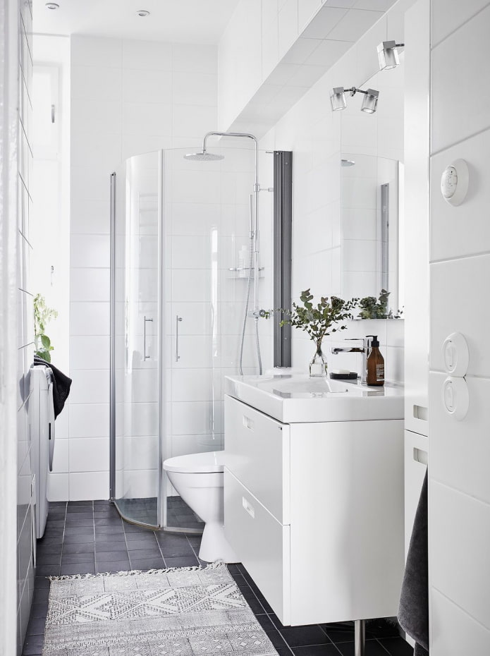 mobili bianchi in bagno