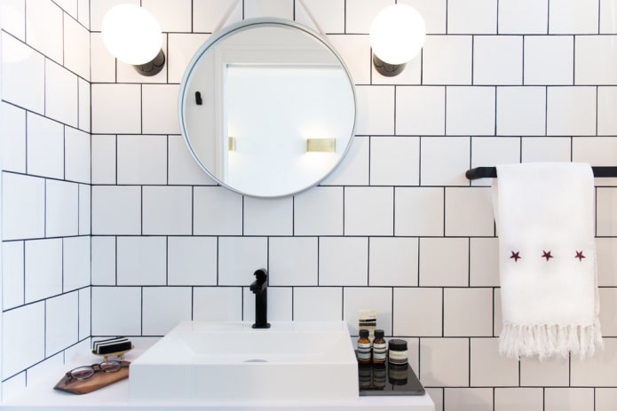 piastrelle bianche con stucco nell'interno del bagno