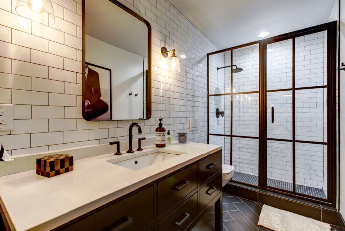 piastrelle in mattoni bianchi nell'interno del bagno