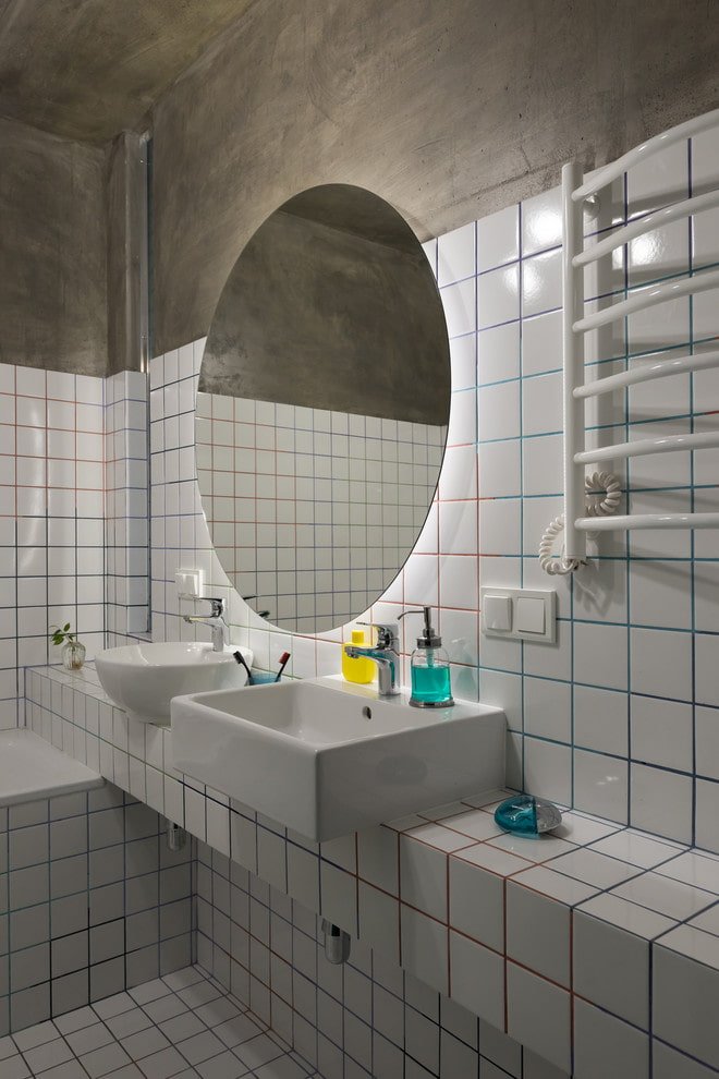 piastrelle bianche con malta nell'interno del bagno