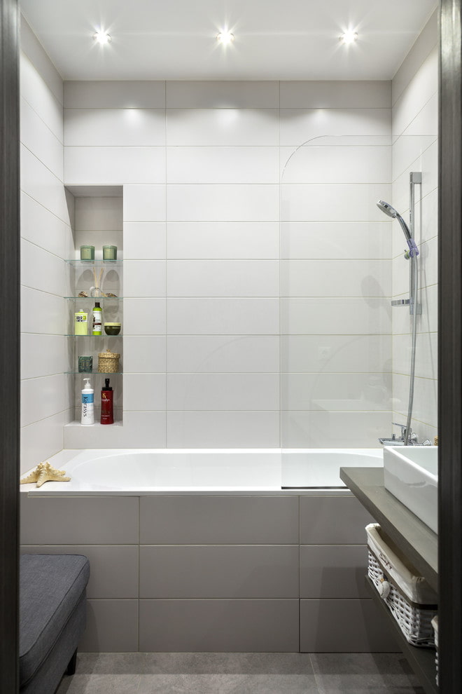 decorazione di piastrelle grigie e bianche nel bagno