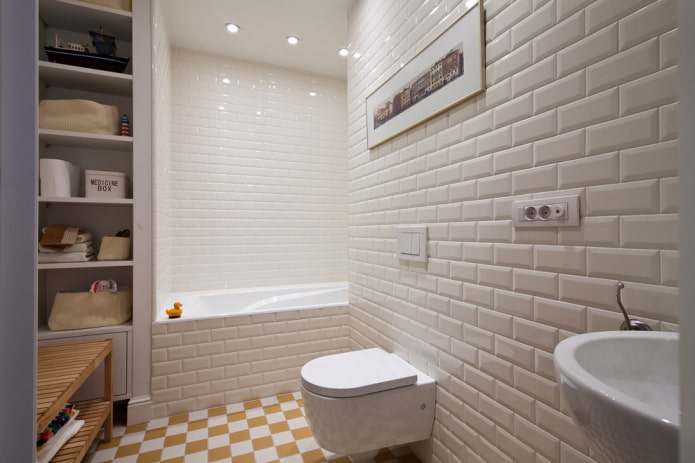 piastrelle in mattoni bianchi nell'interno del bagno