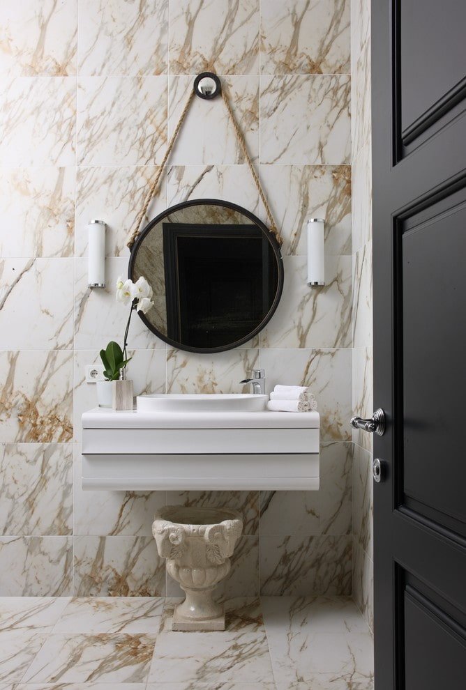 piastrelle in marmo bianco nell'interno del bagno