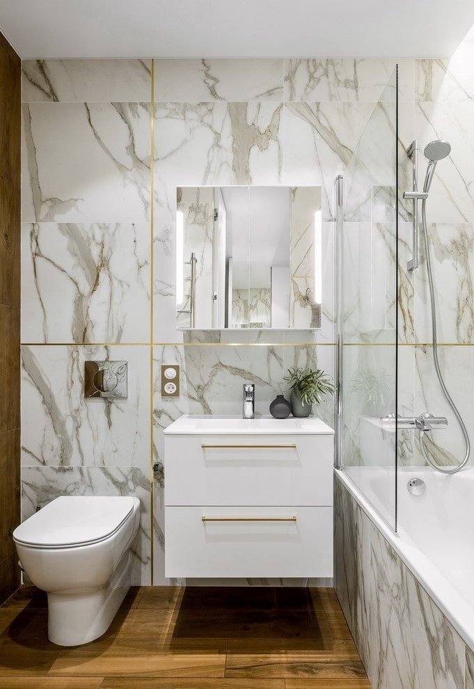 piastrelle in marmo bianco nell'interno del bagno