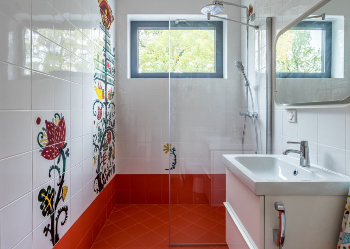 piastrelle bianche con motivi nell'interno del bagno