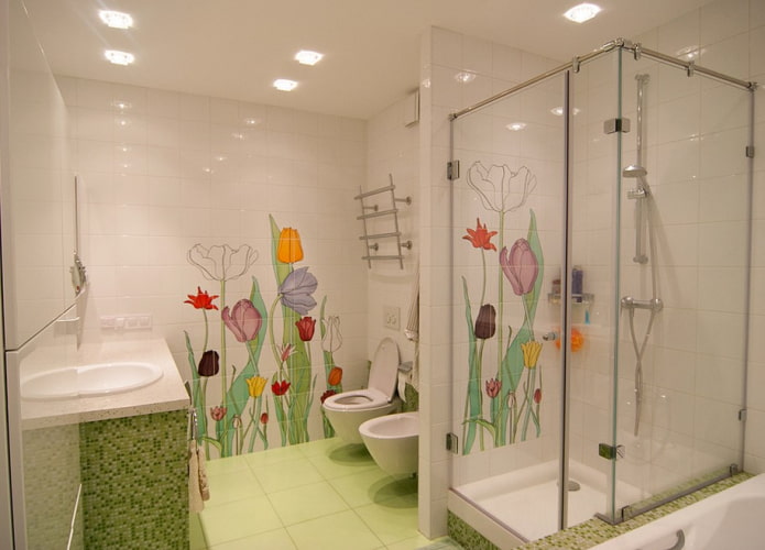 piastrelle bianche con motivi nell'interno del bagno