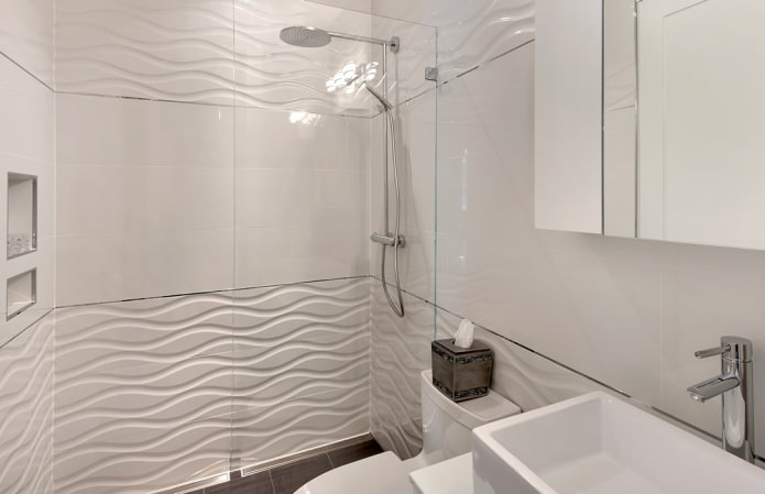 piastrelle bianche in rilievo nell'arredamento del bagno