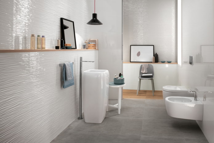 piastrelle bianche in rilievo nell'arredamento del bagno