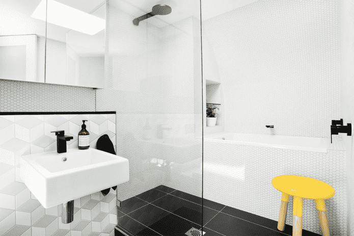 piastrelle a mosaico bianco nell'interno del bagno