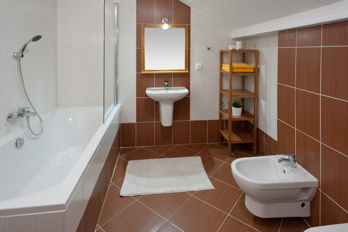 piastrelle bianche e marroni nel bagno
